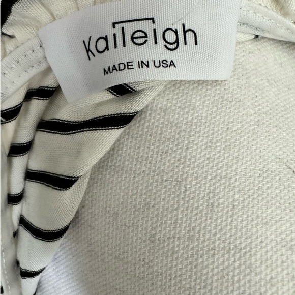 Striped Black and White Women's Top Size Medium NWOT - Picture 3 of 4